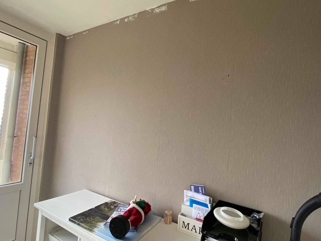 behang aan de muur