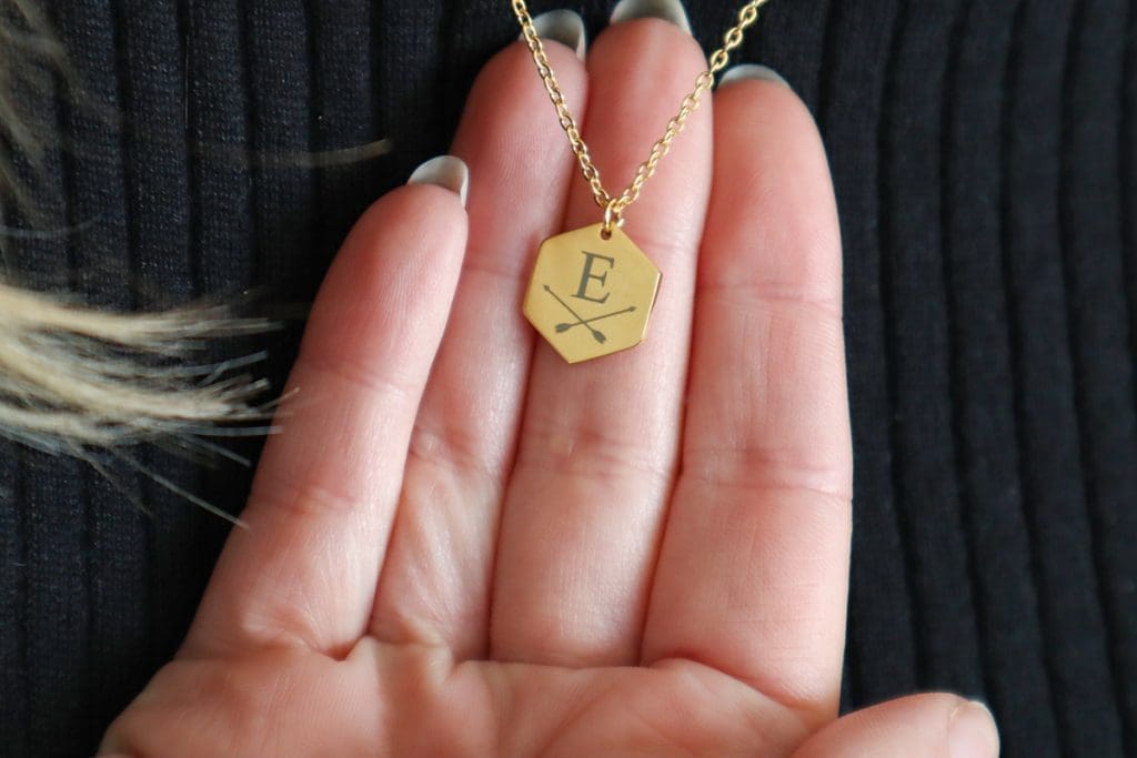 gegraveerde kettingen