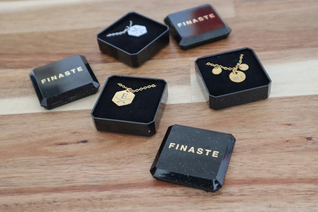 gegraveerde kettingen