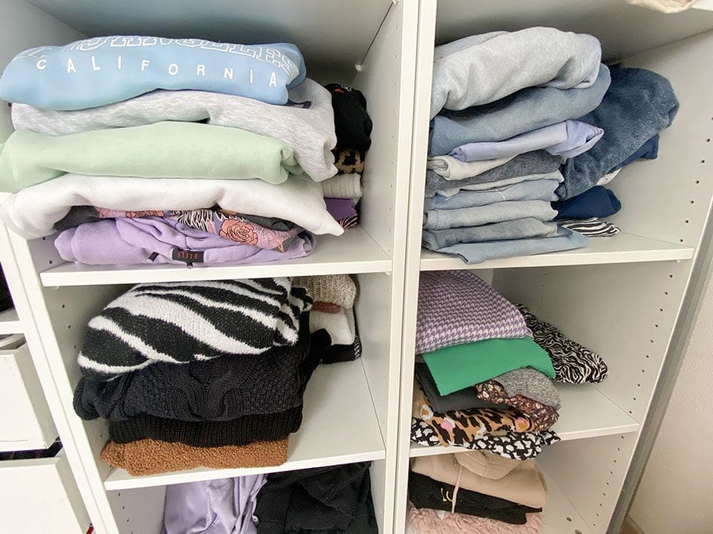 zo houd je je kledingkast opgeruimd