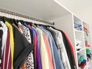 zo houd je je kledingkast opgeruimd
