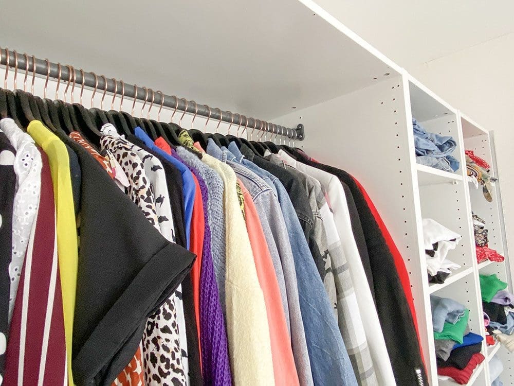 zo houd je je kledingkast opgeruimd